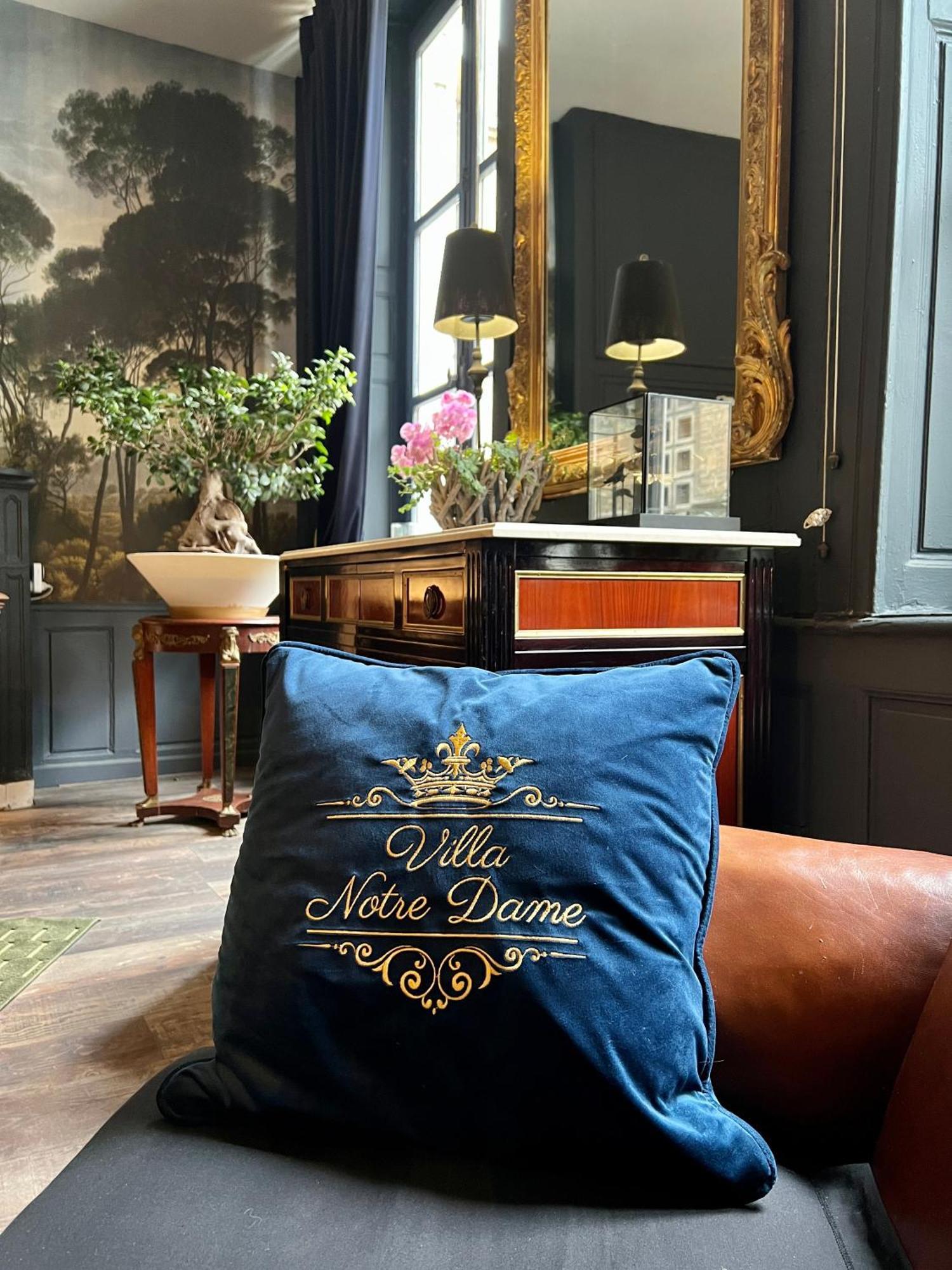 La Suite De Notre Dame Au Pied Du Chateau Fort Sedan Exteriör bild